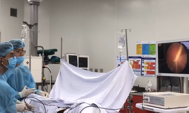 Học video trên mạng dùng dây sạc điện thoại tìm khoái cảm, nam sinh gặp nạn