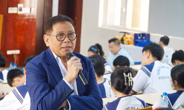 GS Dương Nguyên Vũ: ‘Hãy dùng tư duy phản biện để làm chủ AI, đừng trở thành nô lệ cho công nghệ’