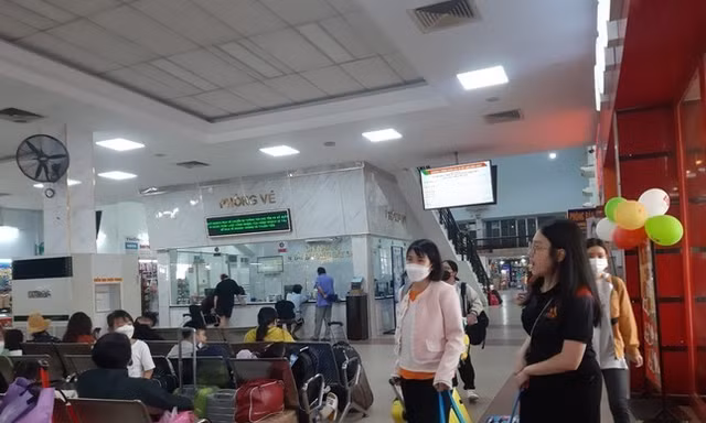 Sinh viên về Tết tại ga Sài Gòn năm 2025.