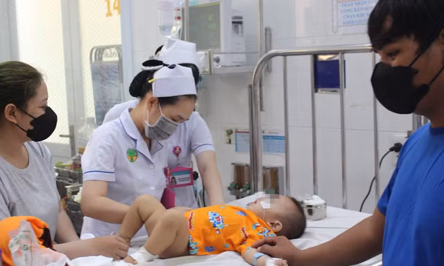 Nhiều trẻ nhập viện ở TPHCM do nắng nóng, bác sĩ khuyến cáo khẩn