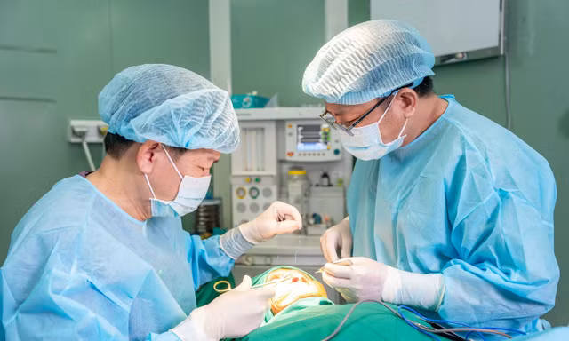 Giải cứu cụ bà 100 tuổi thoát ‘khối bướu quỷ’ đeo bám suốt 3 thập kỷ