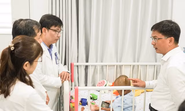 Bé trai bị mẹ và người tình bạo hành dã man sẽ về đâu sau khi xuất viện?