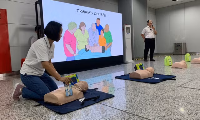 Trang bị thiết bị cứu người bị ngưng tim đột ngột ở metro số 1 TPHCM