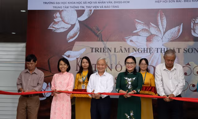 Bạn trẻ TP. HCM hào hứng với triển lãm ‘Nghệ thuật sơn mài – Kết nối di sản Việt’