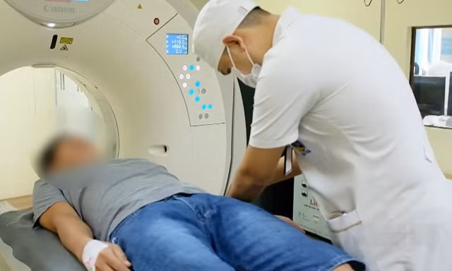 Đang nói chuyện với vợ qua điện thoại, bất ngờ méo miệng đột quỵ