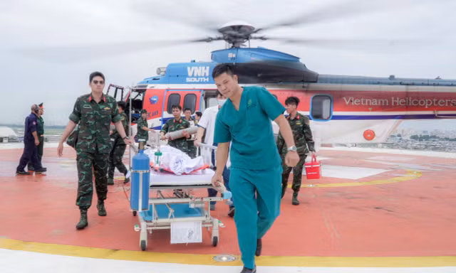 Trực thăng vượt biển trong đêm giữa mưa bão cứu công nhân ngoài đảo xa