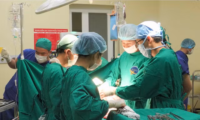 Mâu thuẫn nhỏ, thanh niên suýt mất mạng vì nhát dao xuyên từ lưng ra bụng