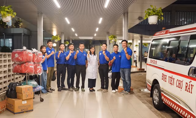 Nhiều bác sĩ ở TPHCM xuyên đêm vào tâm lũ dữ cứu dân