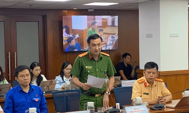 Công an TPHCM mang loa ra cây xăng khuyến cáo người dân việc tích trữ xăng, dầu