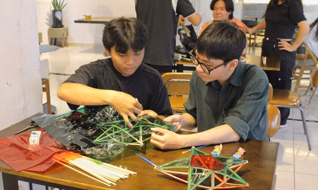 Workshop làm lồng đèn Trung Thu thu hút bạn trẻ