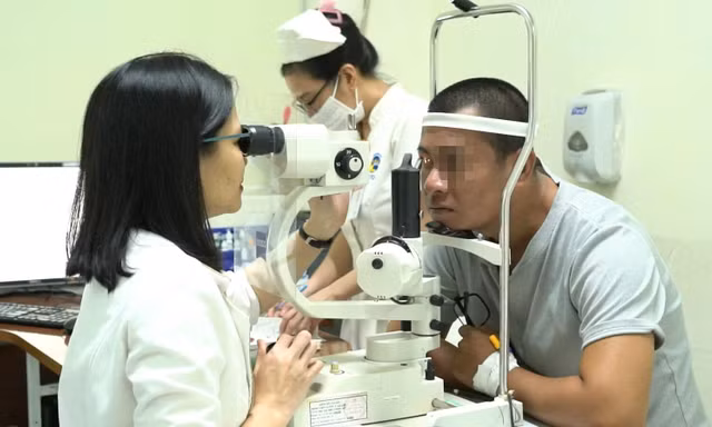 Suýt mù vì bị đâm rách nhãn cầu, cảnh báo về tai nạn lao động mùa Tết