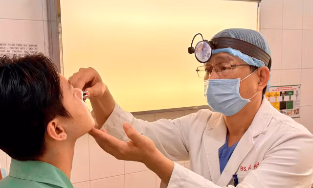 Tự điều trị viêm xoang, nam thanh niên bị khuẩn tụ cầu ‘ăn’ mất xương trán