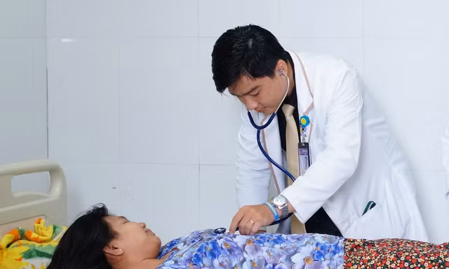 Bác sĩ Việt Nam 2 lần giúp bé gái Campuchia thoát 'cửa tử'