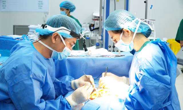 Vá xương cẳng chân thành công cho nam bệnh nhân bị tai nạn giao thông