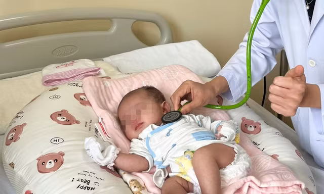 Bé gái sơ sinh có trái tim nằm bên phải lồng ngực