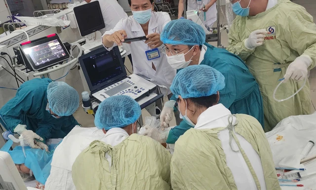 Sốc điện cứu sống bệnh nhân đột ngột ngưng tim