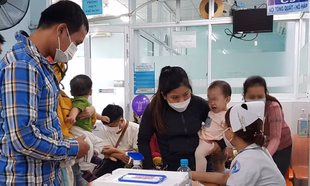 Bệnh tay chân miệng tăng sốc, TP.HCM cảnh báo ‘sóng dịch’ đe dọa trẻ nhỏ