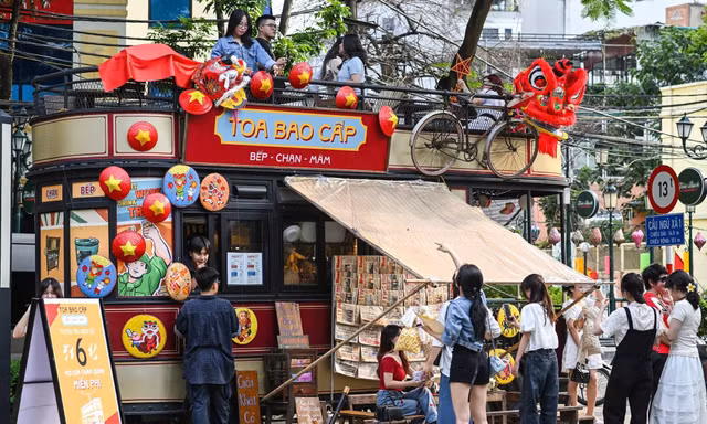 Bạn trẻ thích thú với không gian tái hiện ký ức Hà Nội thời bao cấp