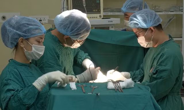 Chống chỉ định phẫu thuật, bệnh nhân bị khối bướu 'khủng' bóp nghẹt cổ