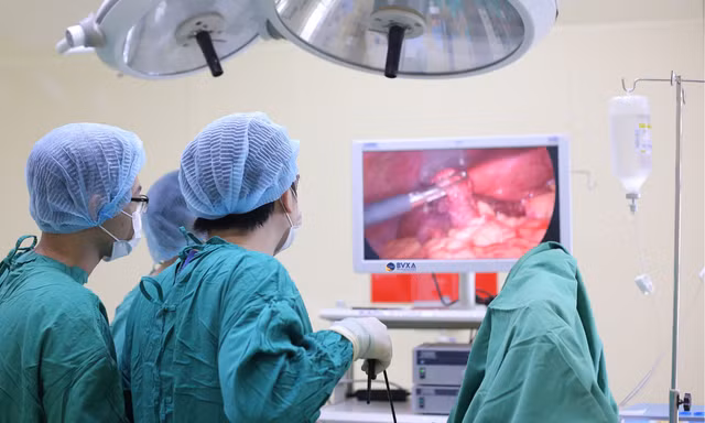 Lấy dạ dày để tái tạo thực quản cho cụ ông uống nhầm hóa chất