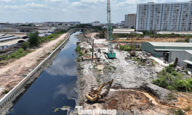 Đại dự án tại TP.HCM thiếu nghiêm trọng nhựa đường và cát để thi công