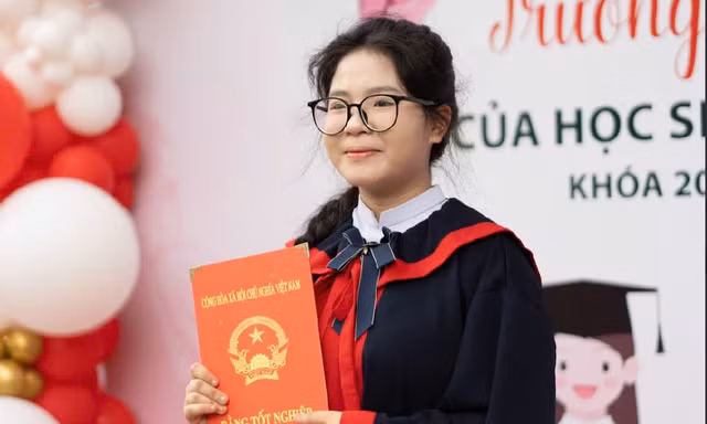 Nữ sinh ĐH Đà Nẵng nhận học bổng 'Nâng bước thủ khoa': ‘Cơ thể yếu hơn thì ý chí phải mạnh hơn’