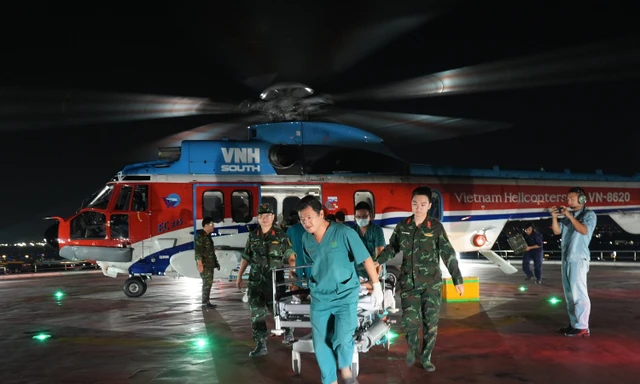 Chuyến bay dài kỷ lục trên biển cứu cùng lúc 2 bệnh nhân nguy kịch từ Trường Sa