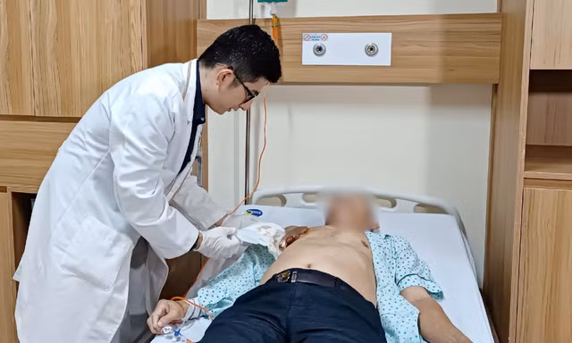 Người đàn ông lở loét vùng ngực vì… ung thư vú