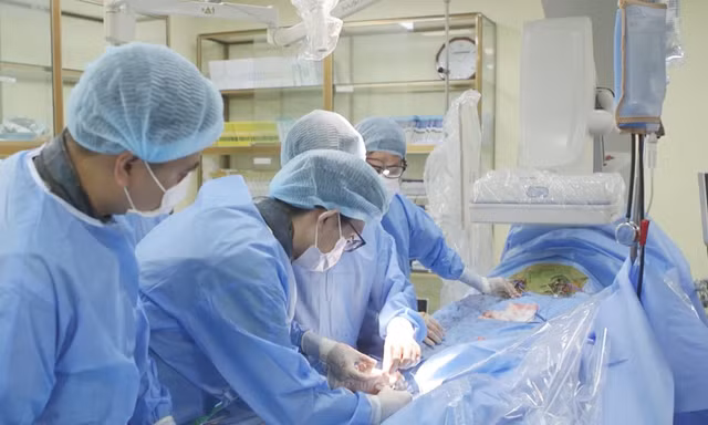 Đi khám đau lưng, phát hiện 'bom nổ chậm' trong bụng 