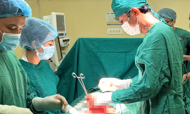 Một phụ nữ có khối u xơ tử cung lớn như bào thai 5 tháng tuổi