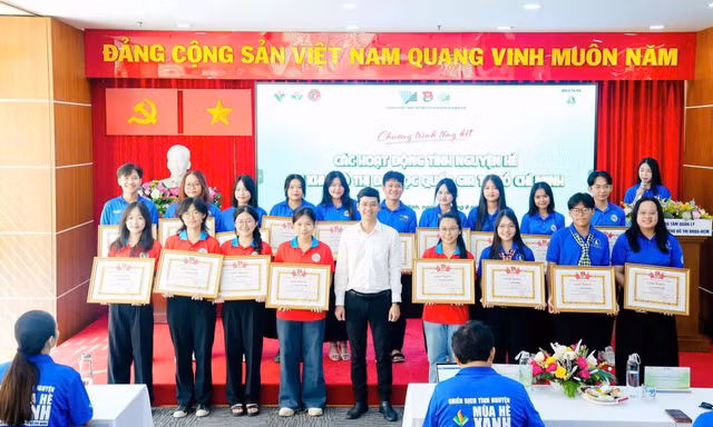 ĐHQG TP. HCM khen thưởng cho các cá nhân tham gia hoạt động ‘Mùa Hè Xanh’