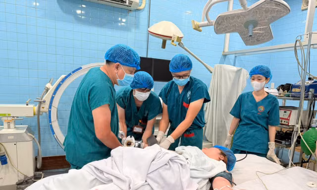 Người phụ nữ ở TPHCM ôm theo máy xay thịt nhập viện cấp cứu