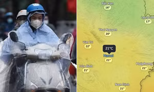 Người dân Hà Nội đi dưới mưa do không khí lạnh