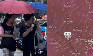 Người dân che nắng khi ra đường vào buổi trưa nóng bức