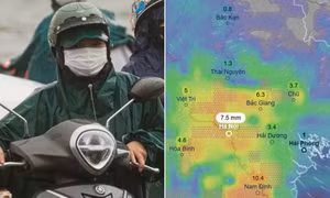 Người dân Hà Nội đi dưới mưa