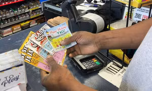 Liên tục nhìn thấy cùng một biển số xe, bác bảo vệ mua xổ số, trúng hơn 2 tỷ 