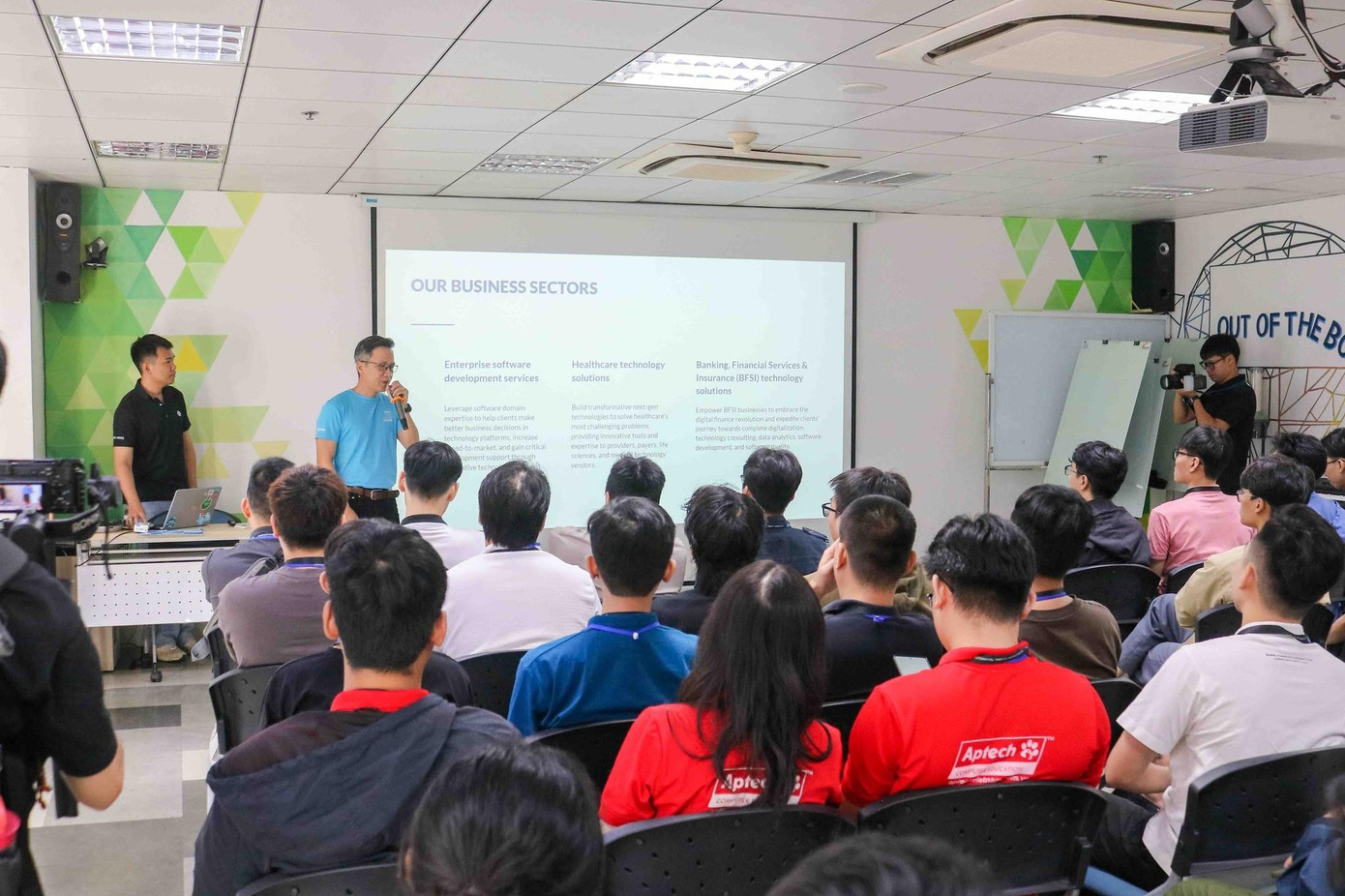 Sinh viên Aptech thường xuyên được thăm quan và gặp gỡ đại diện doanh nghiệp. image005.jpg