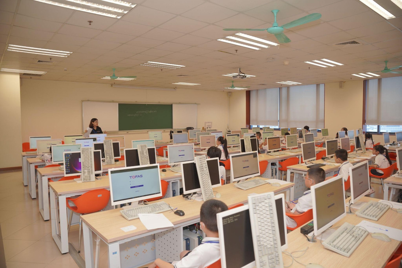 Học sinh Vòng Chung kết Quốc gia Chương trình Đánh giá Năng lực Toán Toàn Cầu TOFAS 2025 tập trung làm bài tại phòng máy đạt tiêu chuẩn Quốc Tế. image003.jpg