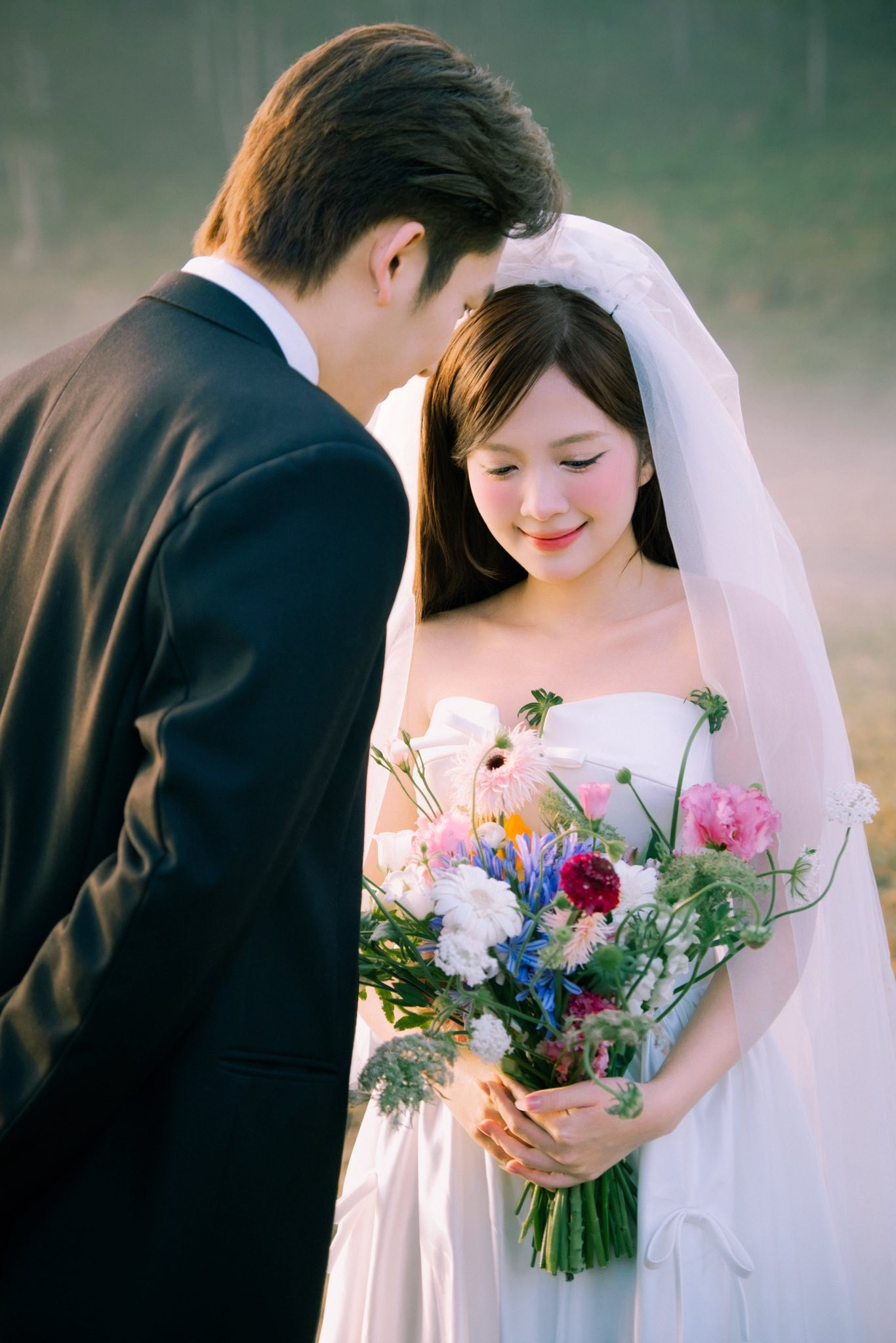 Ảnh cưới của cặp đôi rất đơn giản. dinh-tu-1.jpg