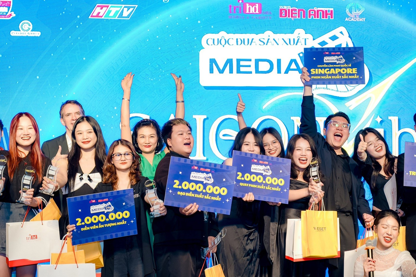 Các thành viên aeX Team hạnh phúc với giải thưởng lớn. lam-phim-4.jpg