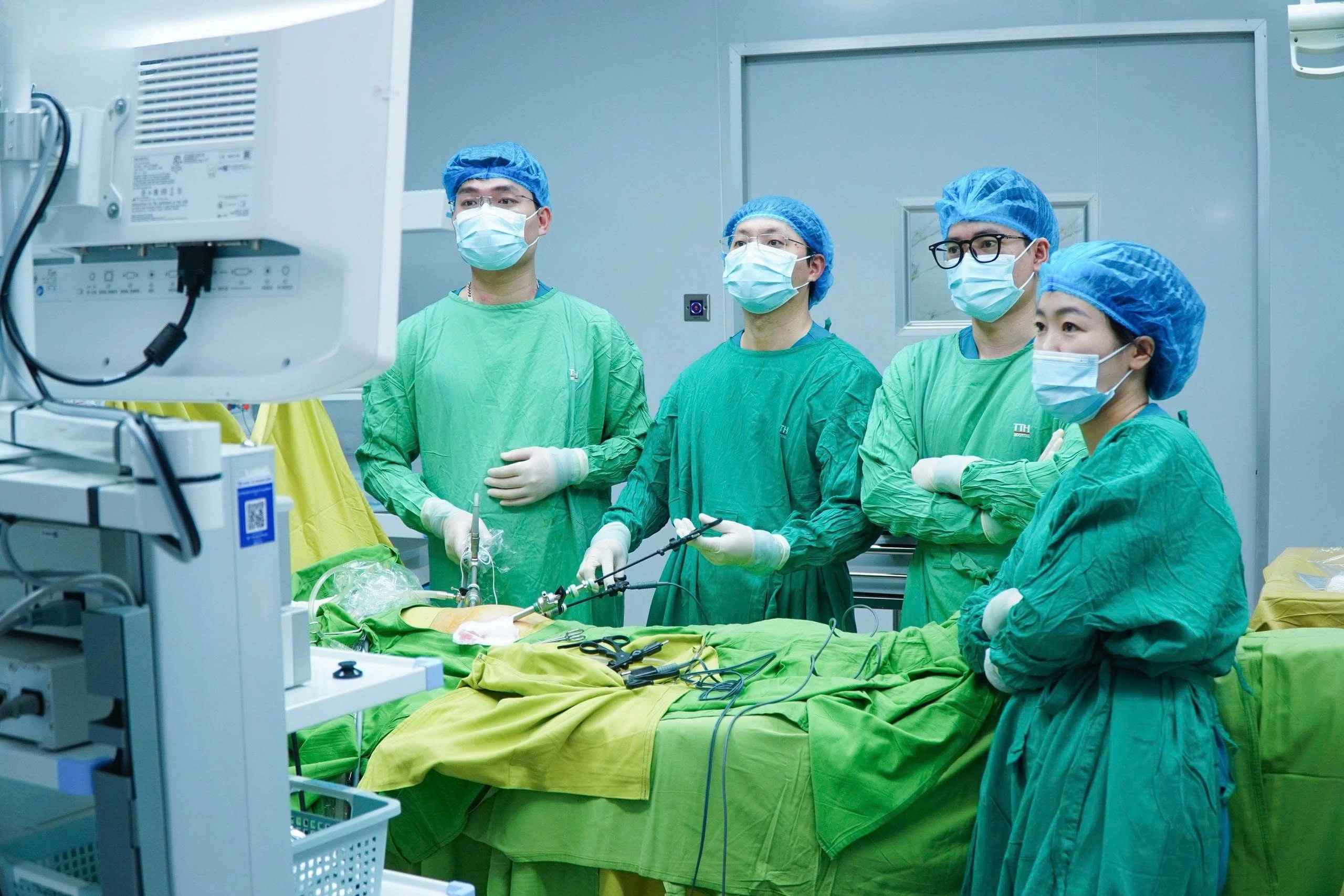 Bệnh viện TTH phẫu thuật thành công khối u quái hiếm gặp chứa tóc và xương