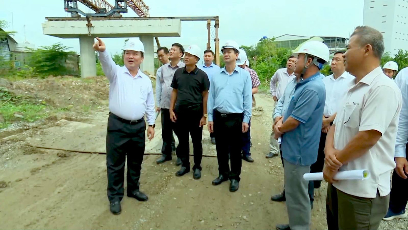 ថ្នាក់ដឹកនាំខេត្ត Can Tho ពិនិត្យគម្រោងផ្លូវល្បឿនលឿន Chau Doc - Can Tho - Soc Trang។ រូបថត៖ A.N. ct.jpg