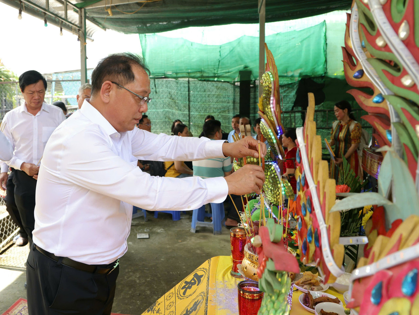 Phó Chủ tịch UBND TP. Cần Thơ -Trần Chí Hùng cùng lãnh đạo các sở ngành đã đến thăm hỏi, động viên, hỗ trợ gia đình 2 học sinh bị điện giật tử vong.