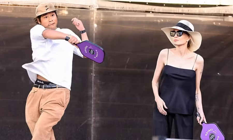 Angelina Jolie gây tranh cãi 