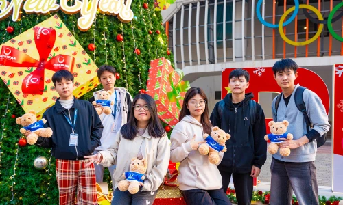 Xếp hàng xuyên đêm check-in cây thông Noel cao bằng tòa nhà 3 tầng ở Hà Nội