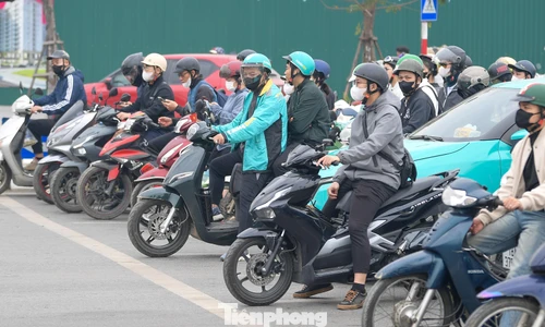 'So găng' xe xăng và xe điện trên đường phố Hà Nội 