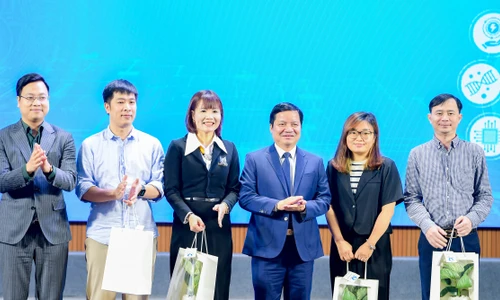 Sinh viên và chuyên gia tìm lời giải mã sức hút Blockchain trong tài chính số