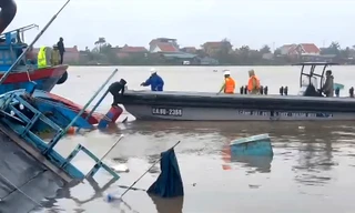 Tàu chở 9 thuyền viên bị lật chìm ở Quảng Ninh