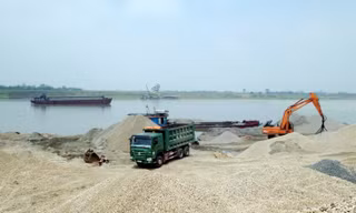 'Ông trùm cát' bị bắt và đế chế cát trắng ở Vân Đồn