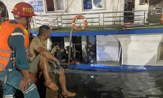 Cận cảnh trục vớt tàu lật ở vịnh Hạ Long, phát hiện thi thể mắc kẹt bên trong